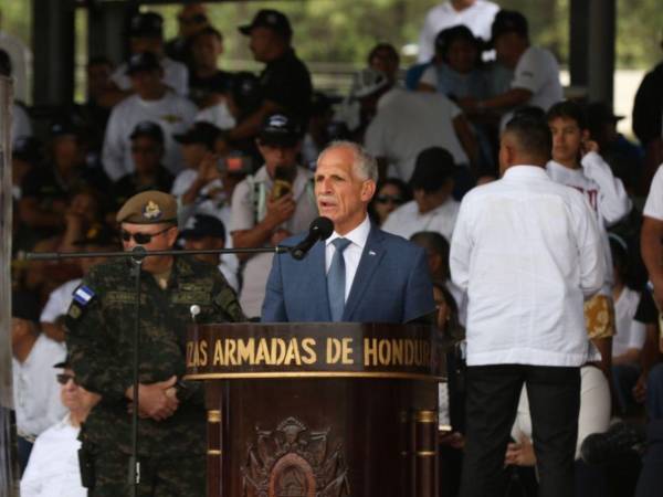 El presidente Asfura participando ayer en los actos de conmemoración del Día del Veterano de Guerra y del LVII aniversario del cese de hostilidades entre Honduras y El Salvador, en referencia al conflicto bélico de 1969.
