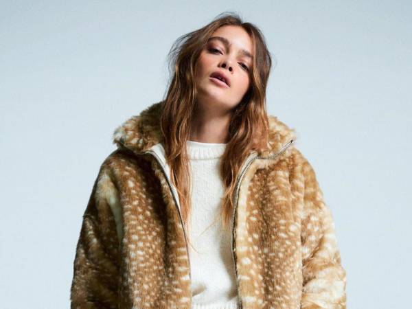 Cazadora de pelo sintético que recrea el pelo de los cervatillos.