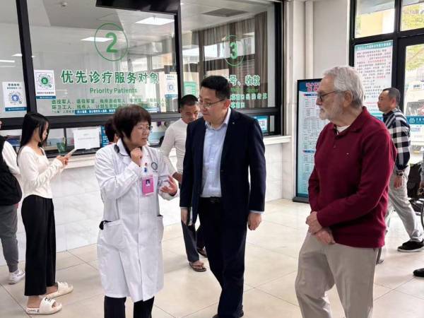 El embajador de Honduras en China, Salvador Moncada, durante una visita a centros de salud en la isla de Hainan junto con representantes de Sinopharm, explorando los avances del sistema de salud chino.
