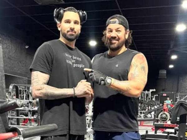 Osamu Menéndez, padre de Mauro Menéndez e hijo de la actriz Aylín Mujica, rompió el silencio tras la muerte del joven DJ y compartió la teoría que, según él, podría explicar el origen de la enfermedad que terminó arrebatándole la vida. En medio del profundo dolor, aseguró que sospecha que el uso del vapeador desempeñó un papel determinante en el deterioro de la salud de su hijo.