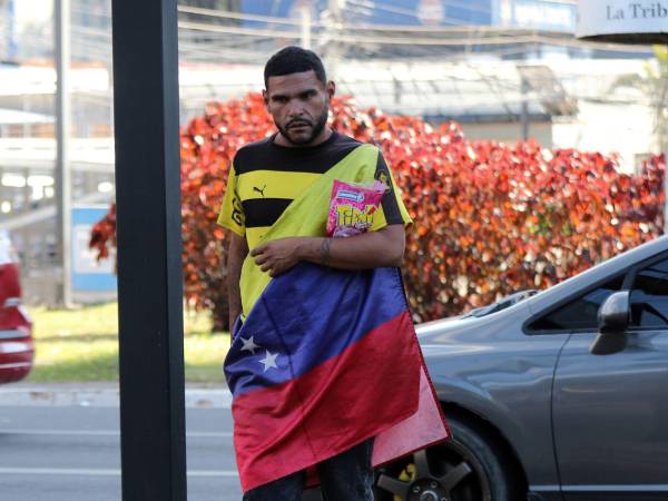 Ender Rodríguez vende dulces en un semáforo del bulevar Morazán de la capital. Llego a Honduras hace siete meses.