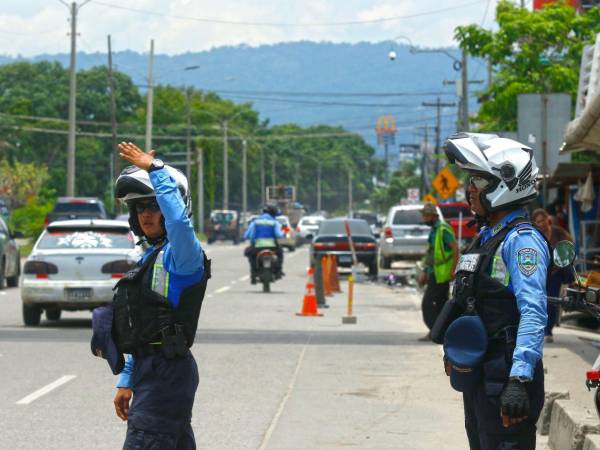 Al menos 30 agentes municipales, respaldados por motorizados de la DNVT, patrullan puntos críticos de San Pedro Sula.