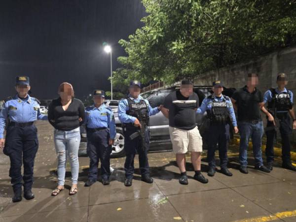 Agentes policiales custodian a los tres presuntos integrantes de la banda de asaltantes desarticulada en Siguatepeque.