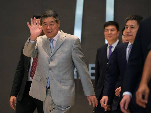 El viceprimer ministro chino, He Lifeng, a su salida este sábado del hotel de Kuala Lumpur tras horas de reunión con la parte estadounidense.