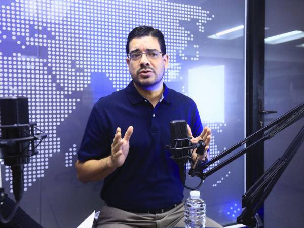 Carlos Zerón enfatizó la falta de centros de atención médica y la urgencia de crear policlínicas regionales.