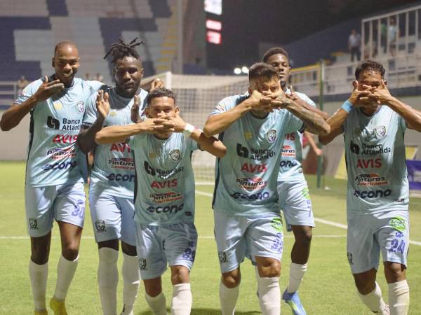 Los jugadores del Génesis PN celebrando el gol de penal de Gabriel Araújo contra el Olancho FC.