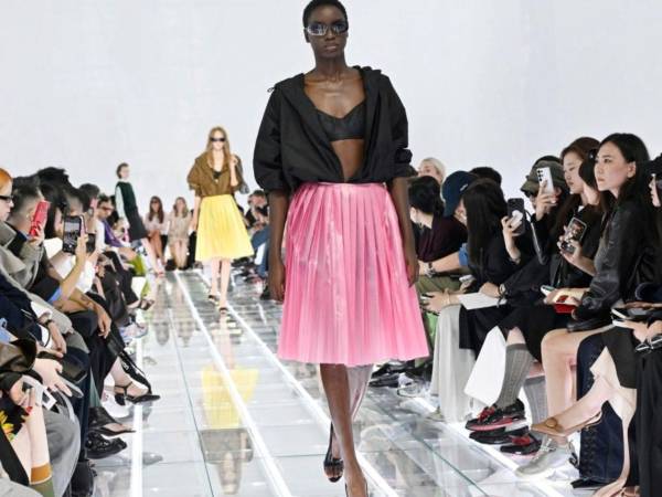 Prada convirtió la falda, en todas sus versiones, en la protagonista absoluta de su colección femenina para la primavera/verano, presentada este martes en la Semana de la Moda de Milán.