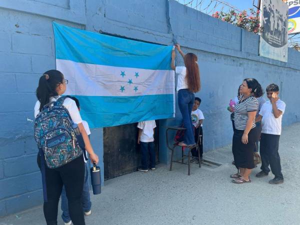 Los manifestantes exigen a las autoridades educativas que anulen el traslado de los maestros.