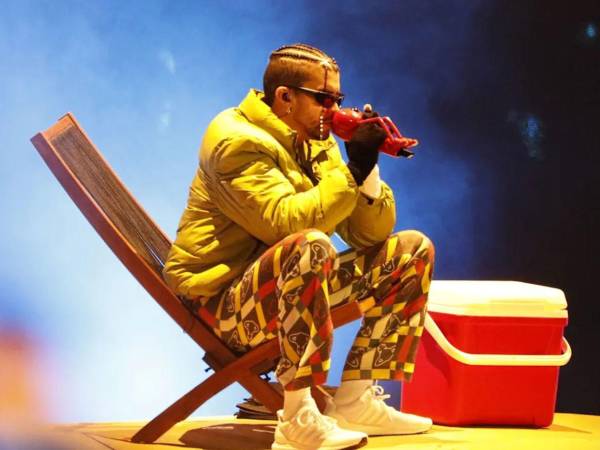 Bad Bunny durante una de sus giras musicales.
