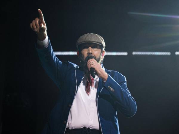 El cantante dominicano Juan Luís Guerra durante un concierto ofrecido en el campo de fútbol de Baltar, en la localidad pontevedresa de Sanxenxo.