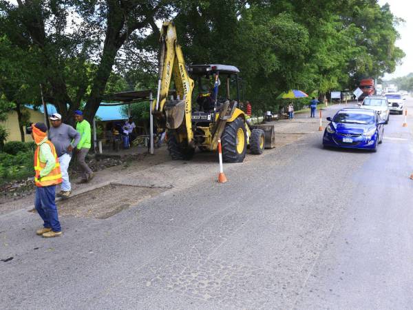 A la altura de Santa Rita, estaba la maquinaria y el personal trabajando en el bacheo de la carretera existente.