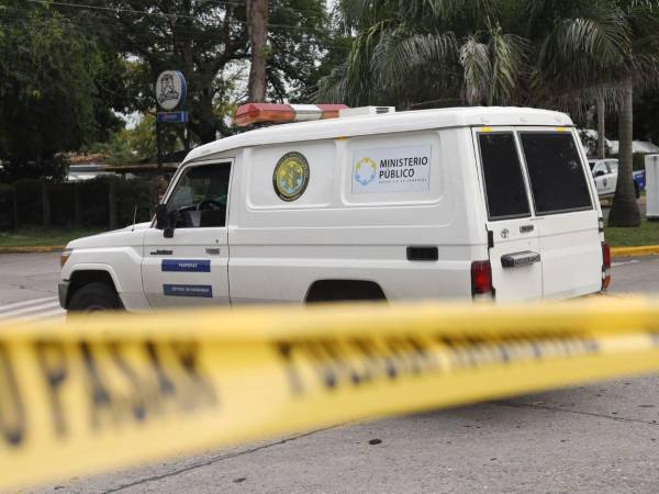Vehículo del Mimisterio Público permanece en la escena durante las diligencias de investigación de los hechos violentos registrados en Honduras.