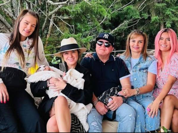 Verónica Giraldo (izquierda) junto a su hija, sus padres y hermanas.