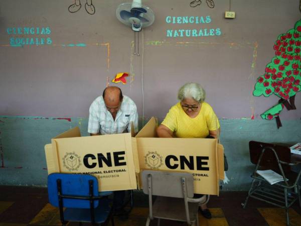 Dos ciudadanos hondureños ejercen el sufragio en un centro básico Miguel Paz Barahona de San Pedro Sula, norte de Honduras.