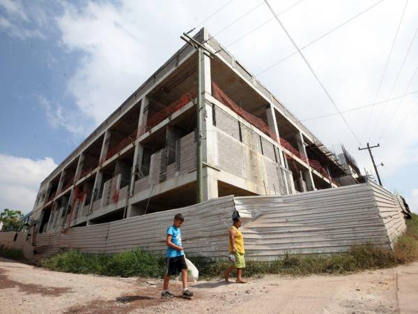 El proyecto más crítico asociado a TASH es el Hospital Materno Infantil de Occidente, en Santa Rosa de Copán. La obra permanece parcialmente paralizada debido a rediseños, ajustes presupuestarios y disputas técnicas entre la constructora y la firma encargada del diseño y supervisión.