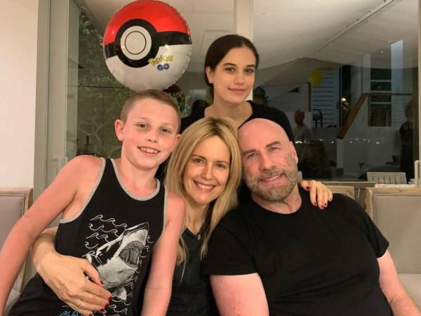 John Travolta posa con una antigua foto familiar con su difunta esposa Kelly Preston, sus hijos, Ben y Ella.
