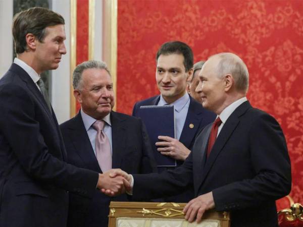 Vladímir Putin y los emisarios de la Casa Blanca, Steve Witkoff y Jared Kushner, en Moscú.