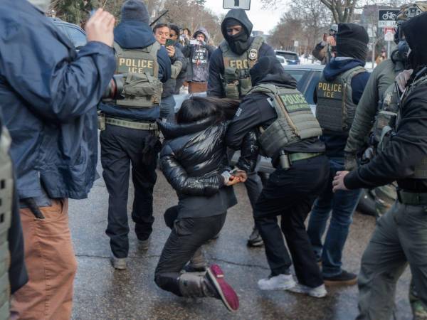 Agentes federales detienen a un inmigrante durante un operativo en Estados Unidos, en medio del aumento de arrestos a latinos sin antecedentes penales.