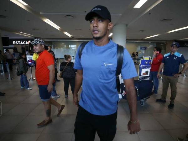 Anthony Lozano en su llegada al aeropuerto.