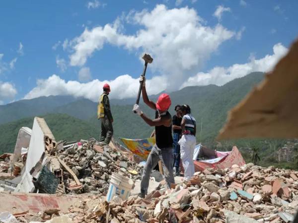Voluntarios trabajan en la remoción de escombros el pasado 8 de julio en La Guaira (Venezuela). Fotografía: EFE