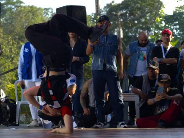 El <i>breakdance </i>es una danza que forma parte de la cultura del hip hop, junto con el grafiti, rap y djing.
