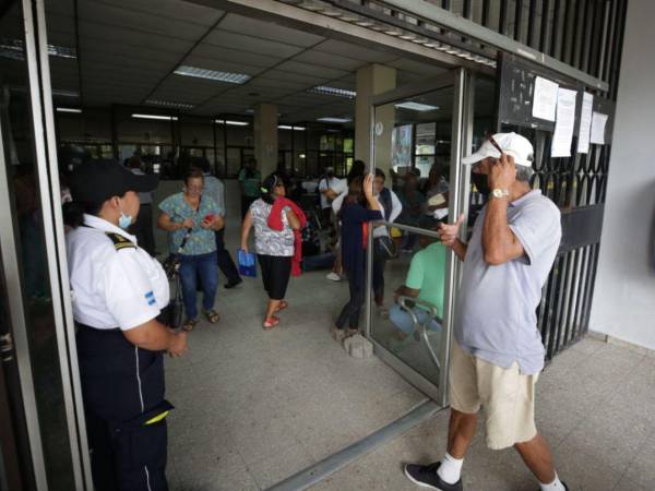 Se priorizan las cirugías de emergencia; sin embargo, en algunos casos se solicita a los pacientes comprar los insumos necesarios para las operaciones.