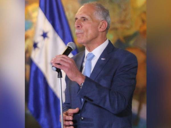 Asfura señaló que esta situación está vinculada a factores internacionales, por lo que desea que los conflictos en el Medio Oriente concluyan pronto.