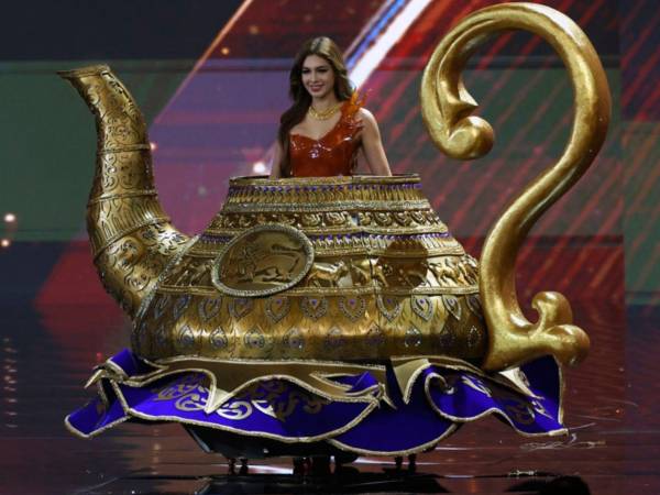 Miss Sri Lanka: Lihasha Lindsay White sorprendió con un traje en forma de tetera gigante, homenaje al té de Ceilán, símbolo cultural y económico de la nación.