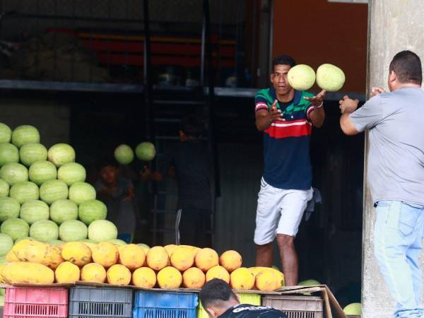 El aumento en el precio de las frutas también afecta a quienes las compran a diario para elaborar jugos y otros productos derivados.
