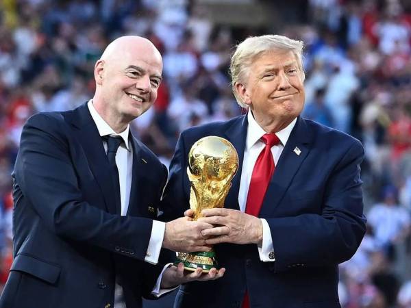 Infantino junto al presidente Donald Trump de los Estados Unidos con la Copa del Mundo que ganó España.