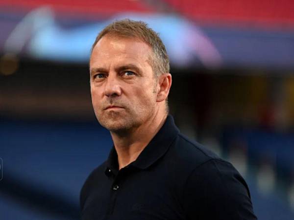 Hansi Flick dirigiendo al FC Barcelona.