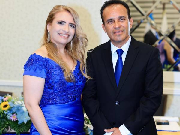 En una velada cargada de camaradería y compromiso rotario, el Usula Rotary Club celebró la toma de posesión de su nuevo presidente, Carlos Ortega, quien asumió el liderazgo para el nuevo año rotario en una ceremonia realizada en el elegante salón Oxford del Hotel Hilton Princess.En la imagen, Carlos Ortega junto con su esposa, Alma Ortega.