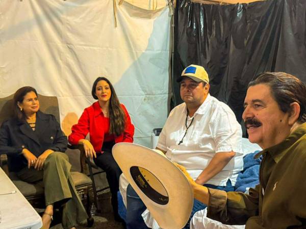 Los principales dirigente de Libre guardan silencio tras declaratoria del CNE a favor de Asfura. En la foto compartida hace unos días en redes sociales de Rixi Moncada, ella, junto a la Pichu Zelaya, el alcalde de Tegucigalpa Jorge Aldana y el coordinador general de Libre, Manuel Zelaya Rosales.