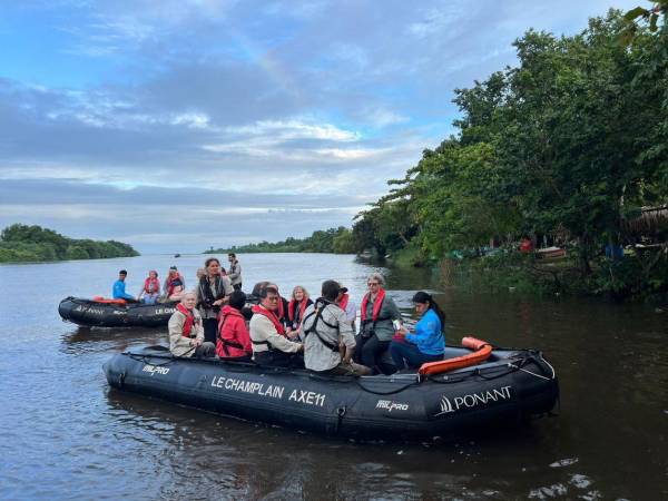 Los cruceristas podrán recorrer los canales de la reserva para avistar especies emblemáticas como el manatí y diversas aves tropicales, así como apreciar el museo científico de Cuero y Salado.