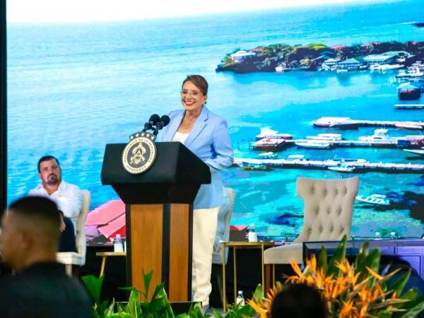 La presidenta Xiomara Castro en su discurso en la Asamblea de la Amhon en la isla de Roatán, caribe hondureño.
