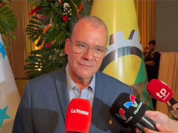 Renato Álvarez en entrevista con distintos medios de comunicación.