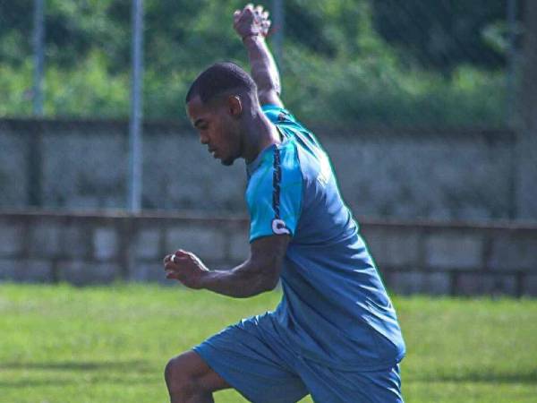 Solani Solano entrenando con el Platense antes de su debut en el Clausura 2026.