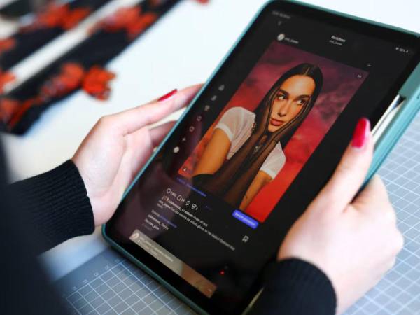 Dua Lipa asegura que la imagen usada por Samsung fue tomada tras bastidores del Austin City Limits en 2024 y es de su propiedad exclusiva (REUTERS/Piroschka van de Wouw)