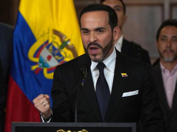 El presidente de Colombia, Abelardo de la Espriella, habla en una rueda de prensa para informar que aumentó a 281 la cifra de fallecidos por el terremoto de magnitud 7.4.