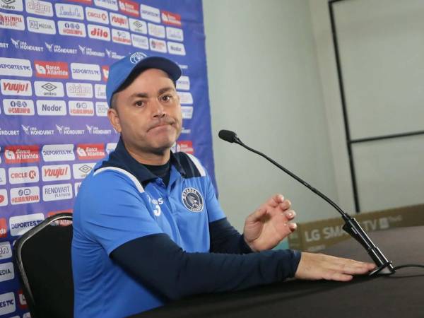Javier López, entrenador del Motagua, se molestó en rueda de prensa por una pregunta si consideraba que fracaso en el equipo azul.