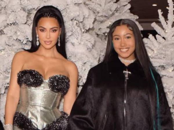Kim Kardashian y su hija en una sesión de fotos en Navidad 2025.