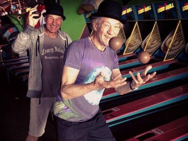 La amistad entre Patrick Stewart e Ian McKellen es una de las más entrañables y admiradas del mundo artístico. Durante décadas, ambos actores compartieron escenarios, rodajes, triunfos y desafíos personales, construyendo una relación que trascendió la fama y se convirtió en un ejemplo de lealtad, respeto y afecto genuino.