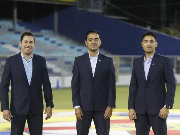 Los árbitros encargados de impartir justicia en el clásico del fútbol moderno.