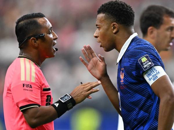 Arden las redes sociales tras el trabajo del árbitro salvadoreño Iván Bartón durante el Francia vs España correspondiente a las semifinales del Mundial 2026.