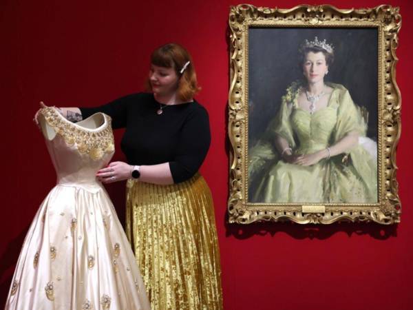 La Galería del Rey, ubicada junto al palacio de Buckingham, acoge la exposición más completa dedicada al vestuario de la reina Isabel II, con motivo del centenario de su nacimiento, que se conmemora este mes