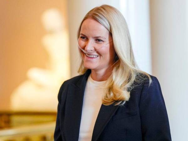 La princesa heredera de Noruega, Mette Marit, con asistencia respiratoria el pasado 10 de abril durante una recepción en Oslo.