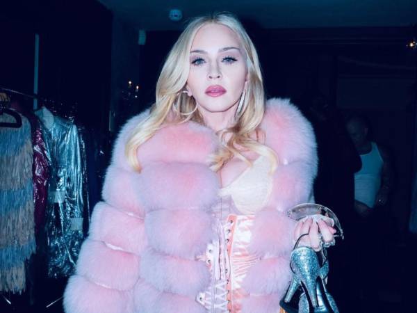 El video remite, tanto en su estética como en su actitud, a la época de <i><b>Erotica</b></i>.