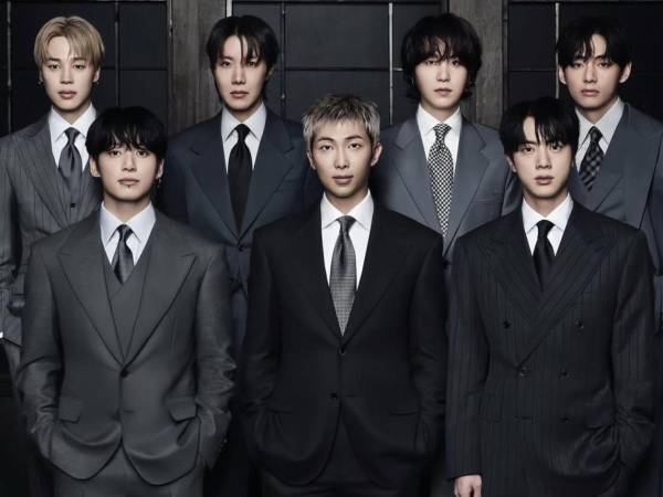 BigHit Entertainment ha compartido en sus redes sociales la carátula del álbum, en la que aparecen RM, Jin, Suga, J-Hope, Jimin, V y Jung Kook con trajes elegantes y una expresión seria.