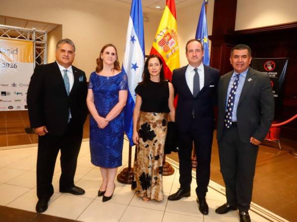 Basilio Fuschich, Isabel Rodríguez de Vera, Isabel Lozano; el Embajador de España en Honduras, Guillermo Escribano Manzano, y Edwin Pavón