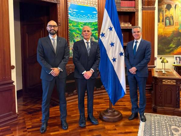 <b>Juan Pablo Taylor junto al presidente </b>Nasry Asfura y <b>Eduardo Coello.</b>